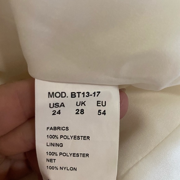 Beautiful by Enzoani Wedding Gown Size 24 NWOT - Picture 13 of 14